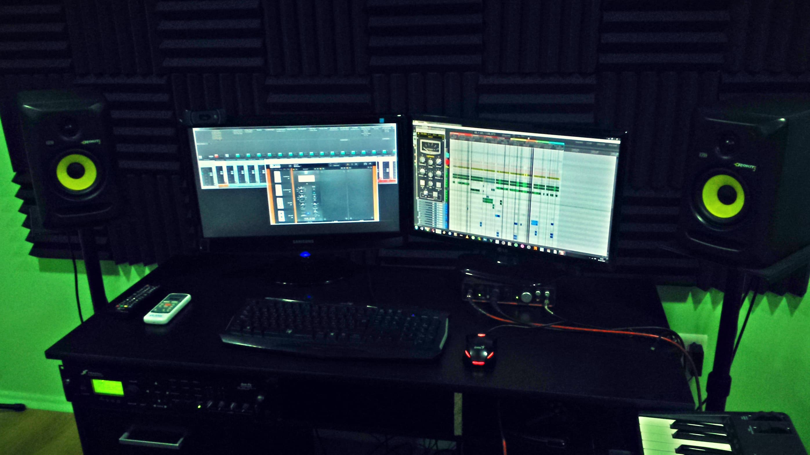 Cabina de mezcla de Estudio Arrebol con monitores y parlantes